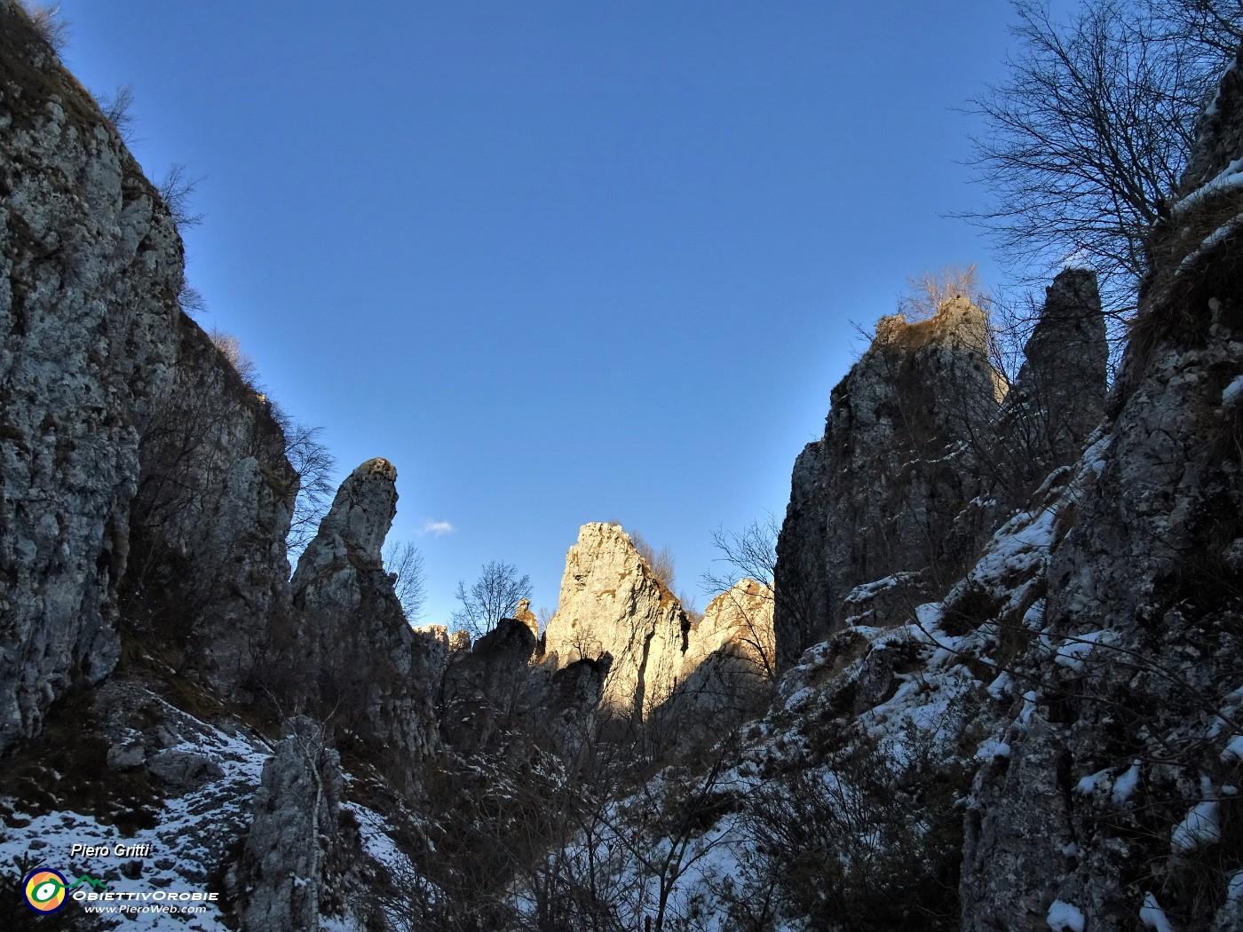 26 Sulle nevi del 'labirinto' , valloncello innevato tra ghiaoni e torrioni della Cornagera.JPG